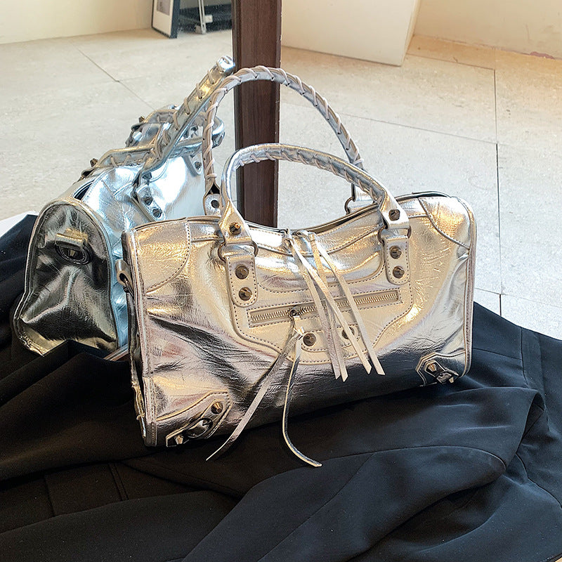 Bolso Bowling de Piel con Detalles Metálicos