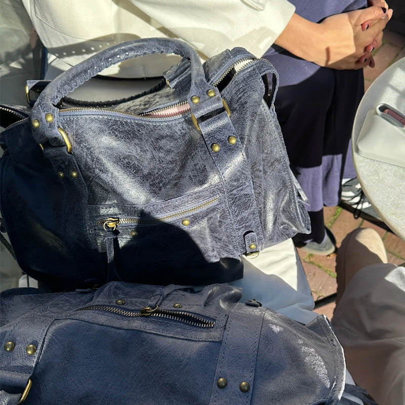 Bolso Bowling de Piel con Detalles Metálicos