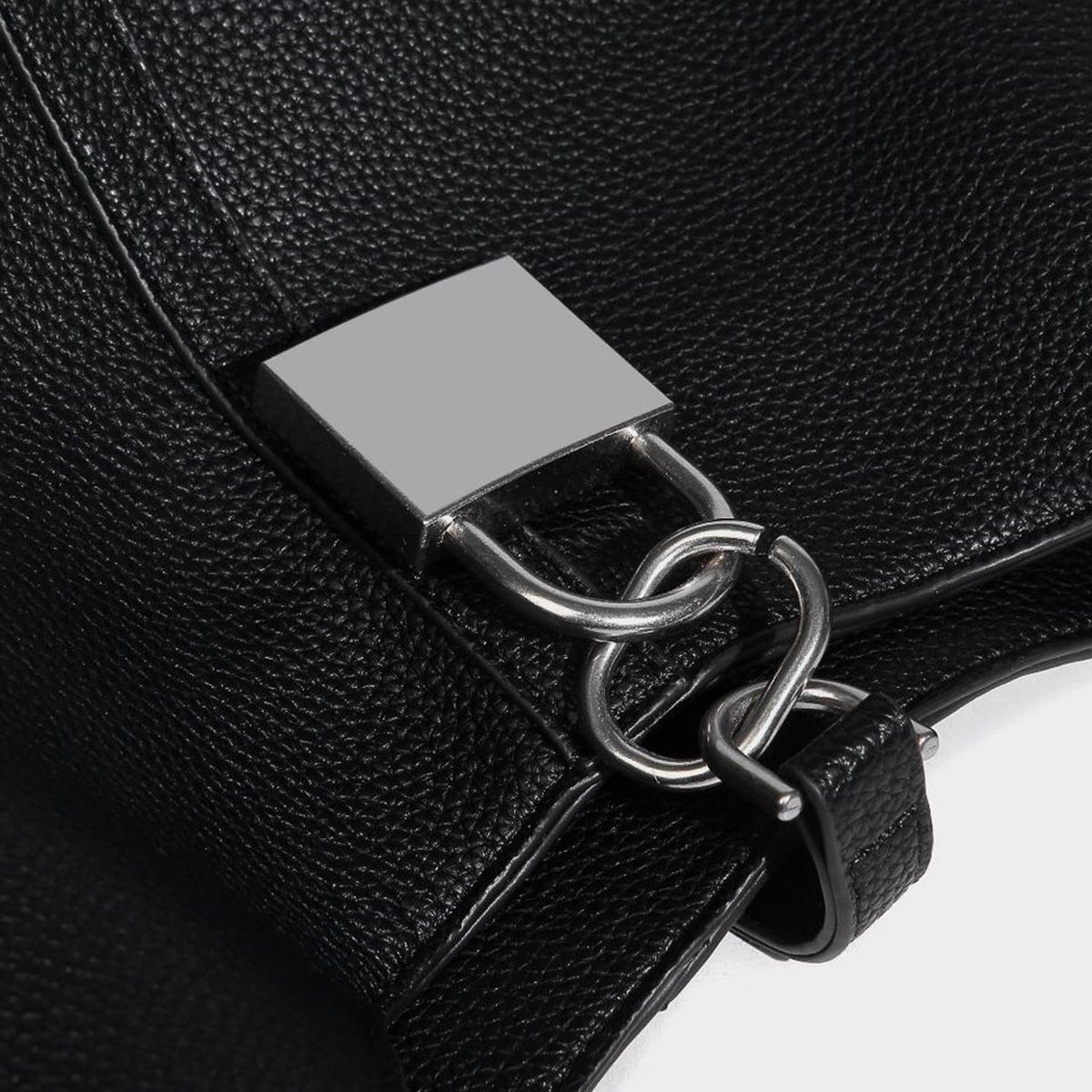 Bolso Hobo Negro con Detalle de Candado