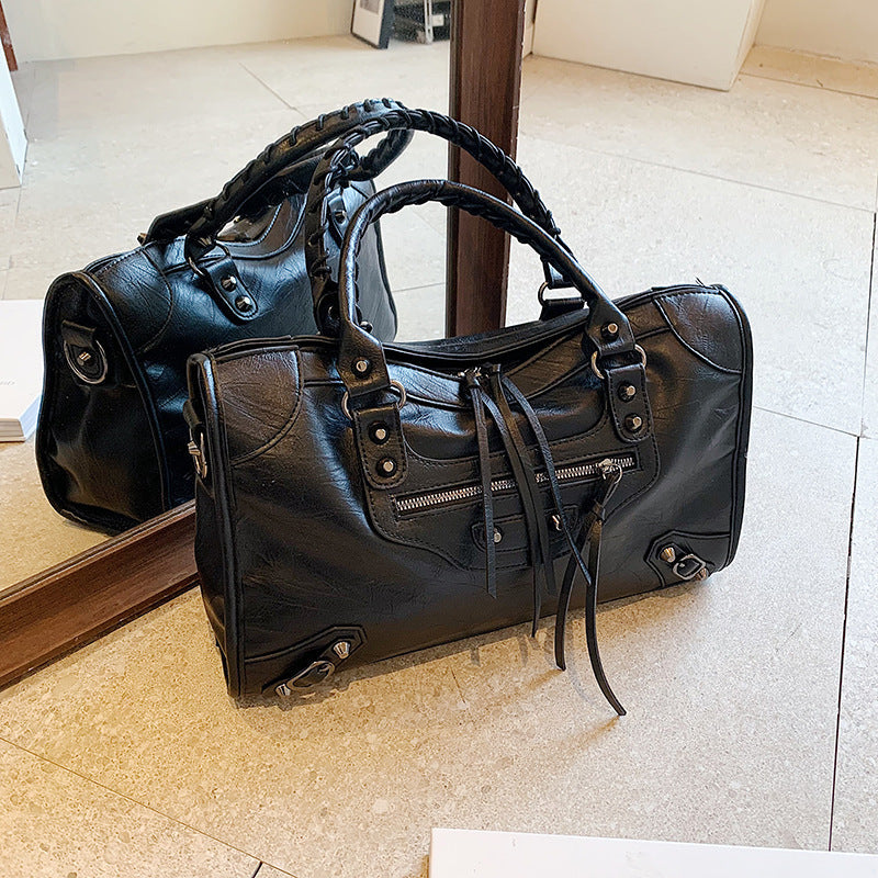 Bolso Bowling de Piel con Detalles Metálicos